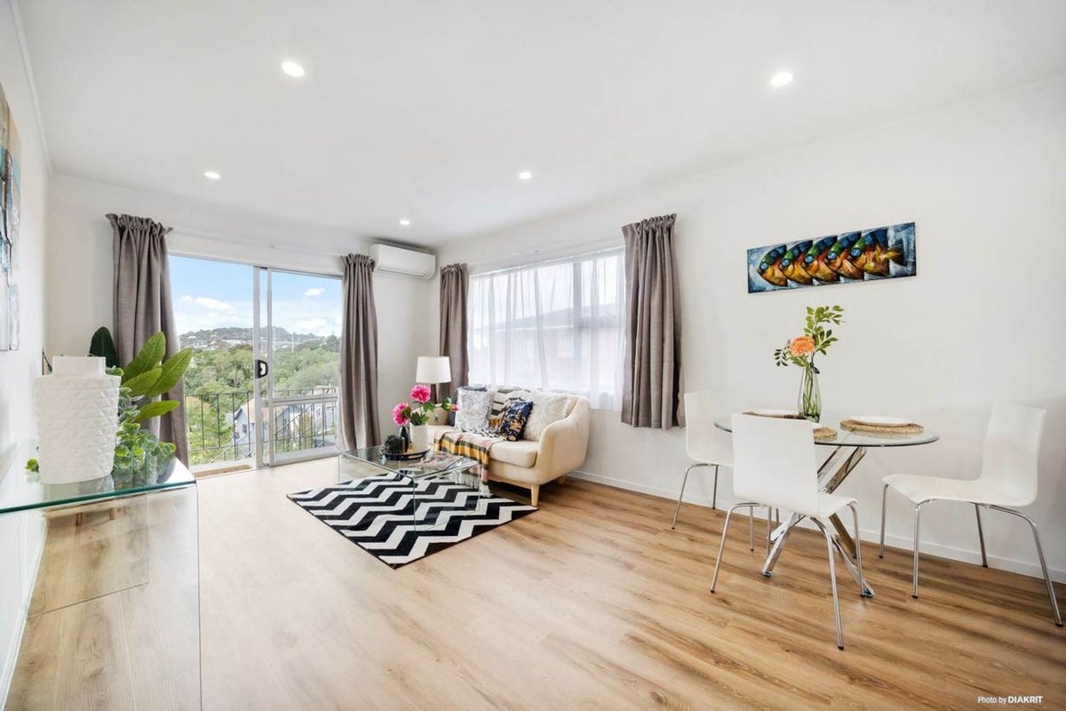 1566E Great North Road, Waterview, Auckland - Carousel 1