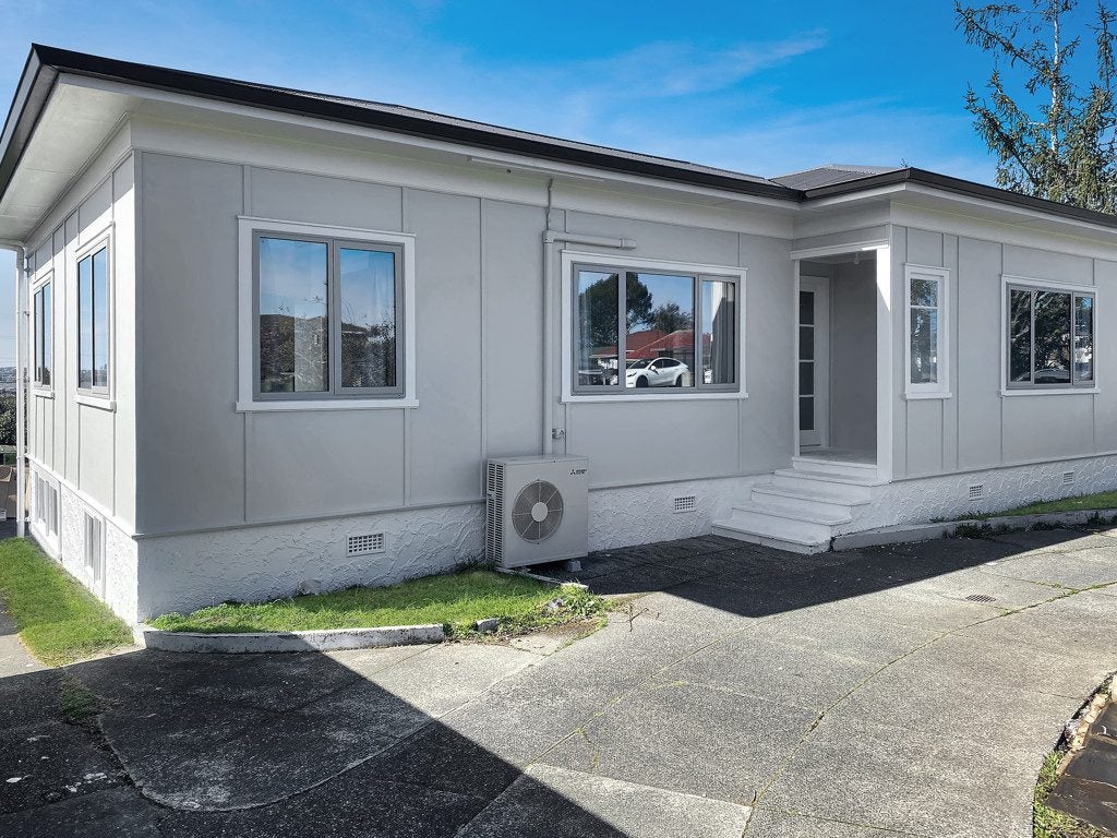 217 Te Atatu Road, Te Atatu South, Auckland - Carousel 1