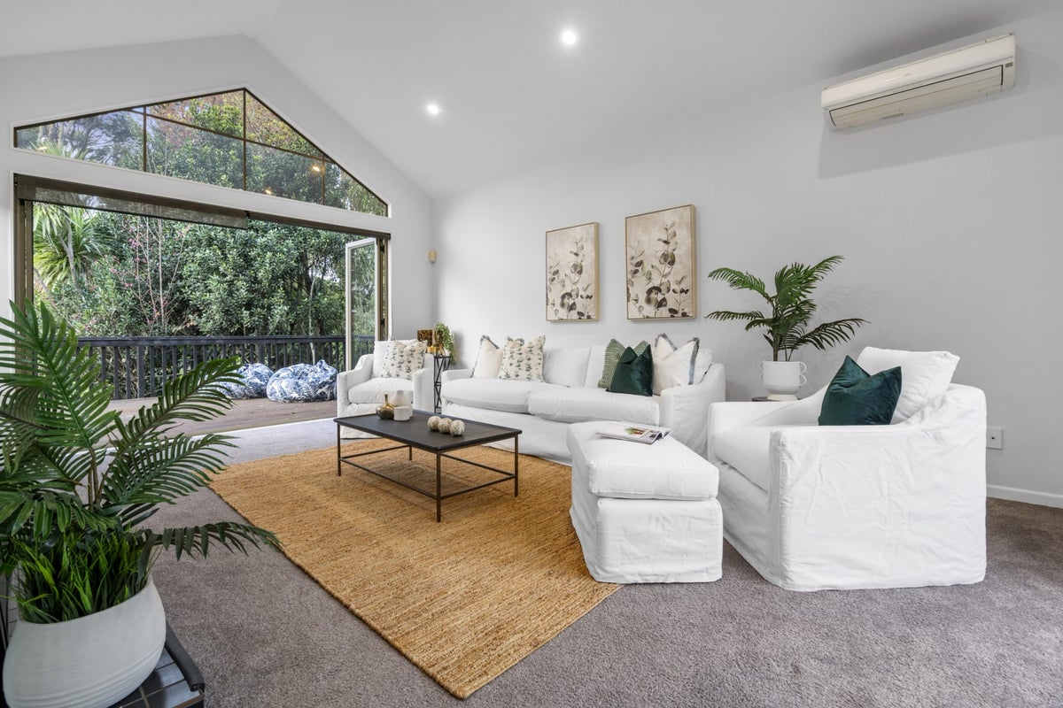 53 Staincross Street, Green Bay, Auckland - Carousel 1