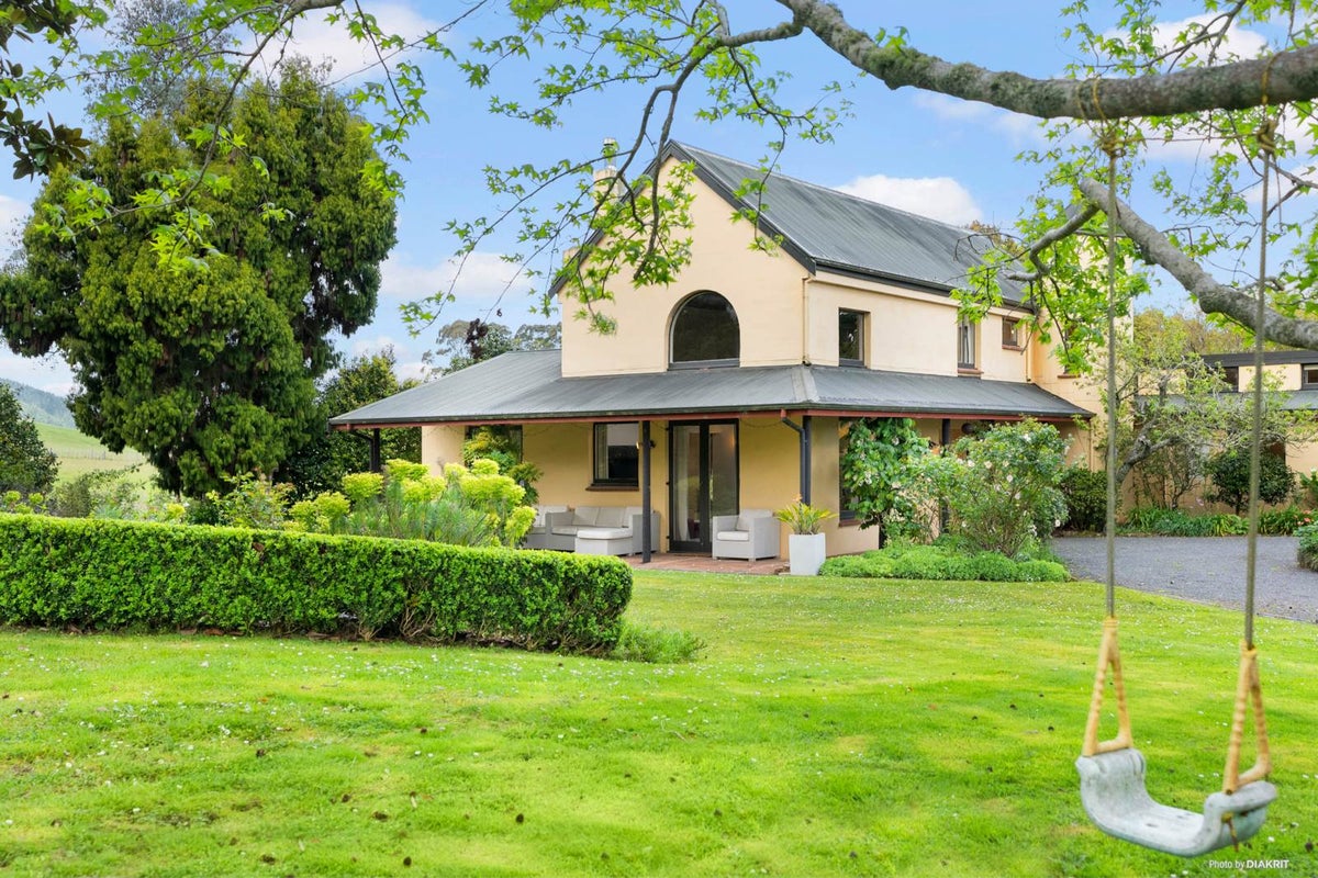 133 Ara-Kotinga, Manurewa - Carousel 2