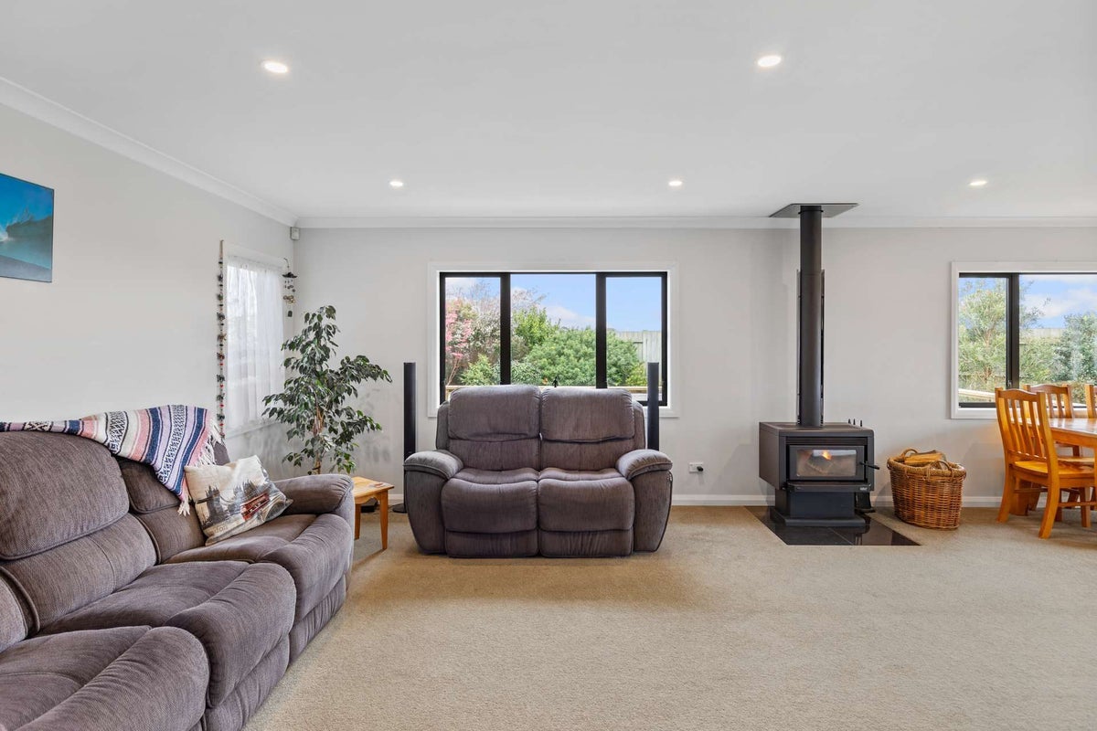 28 Abby Road, Fitzherbert, Palmerston North - Carousel 2