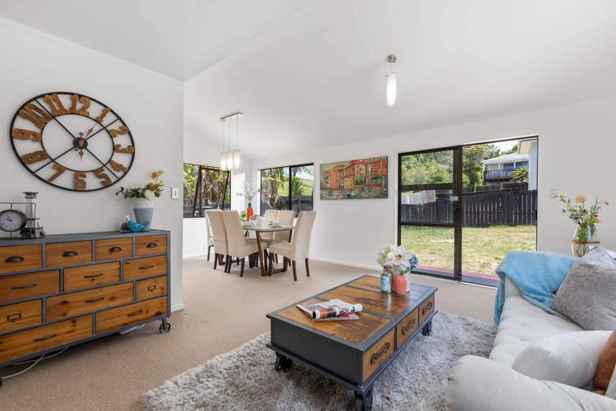 3/15 Taurus Crescent, Beach Haven, Auckland - Carousel 2