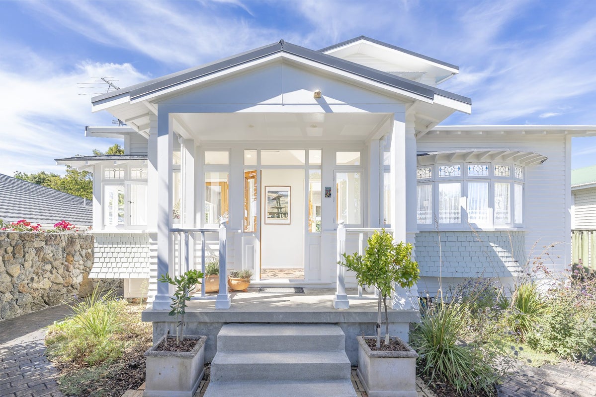 37 Aroha Avenue, Sandringham, Auckland - Carousel 1