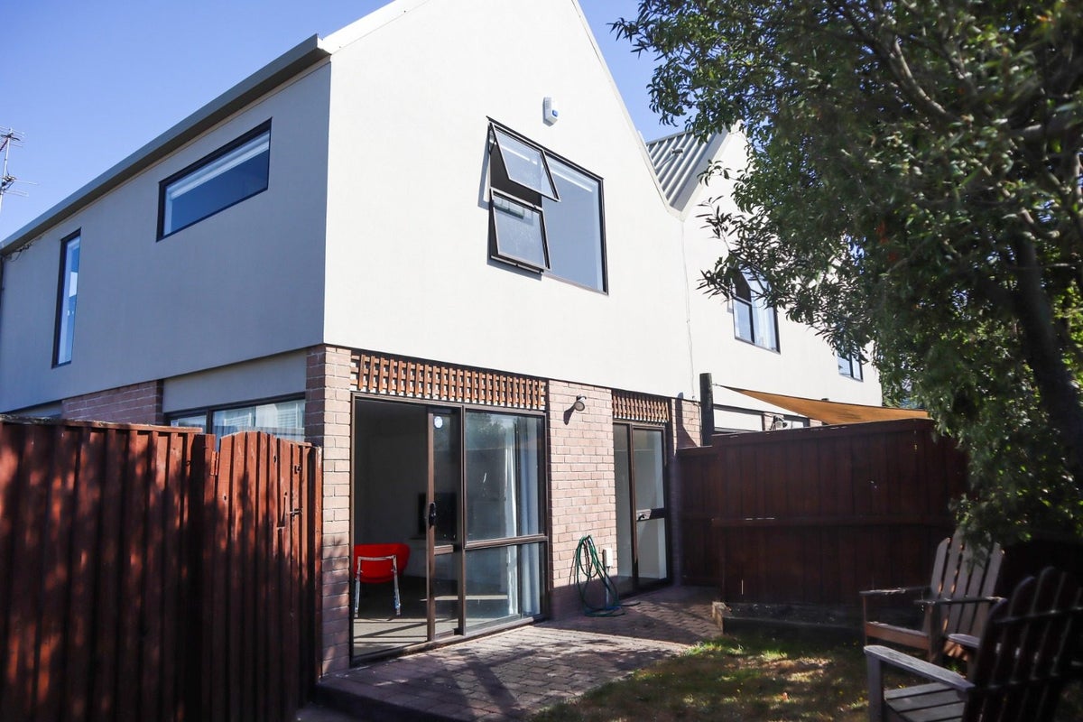 3/2 Canon Street, St Albans, Christchurch - Carousel 1