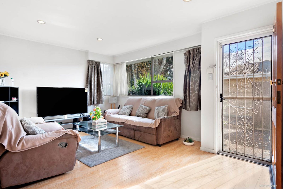 42B Windoma Circle, Manukau, Auckland - Carousel 2