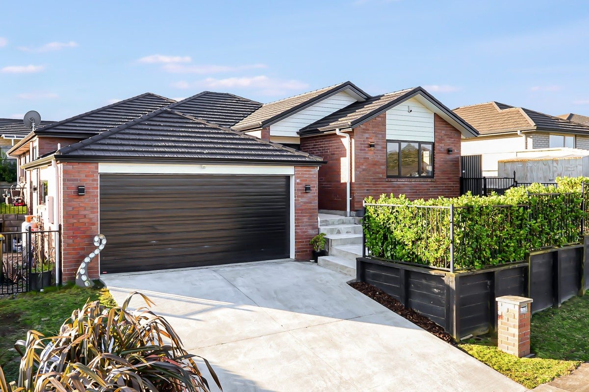 11 Blackwood Crescent, Glenview, Hamilton - Carousel 1