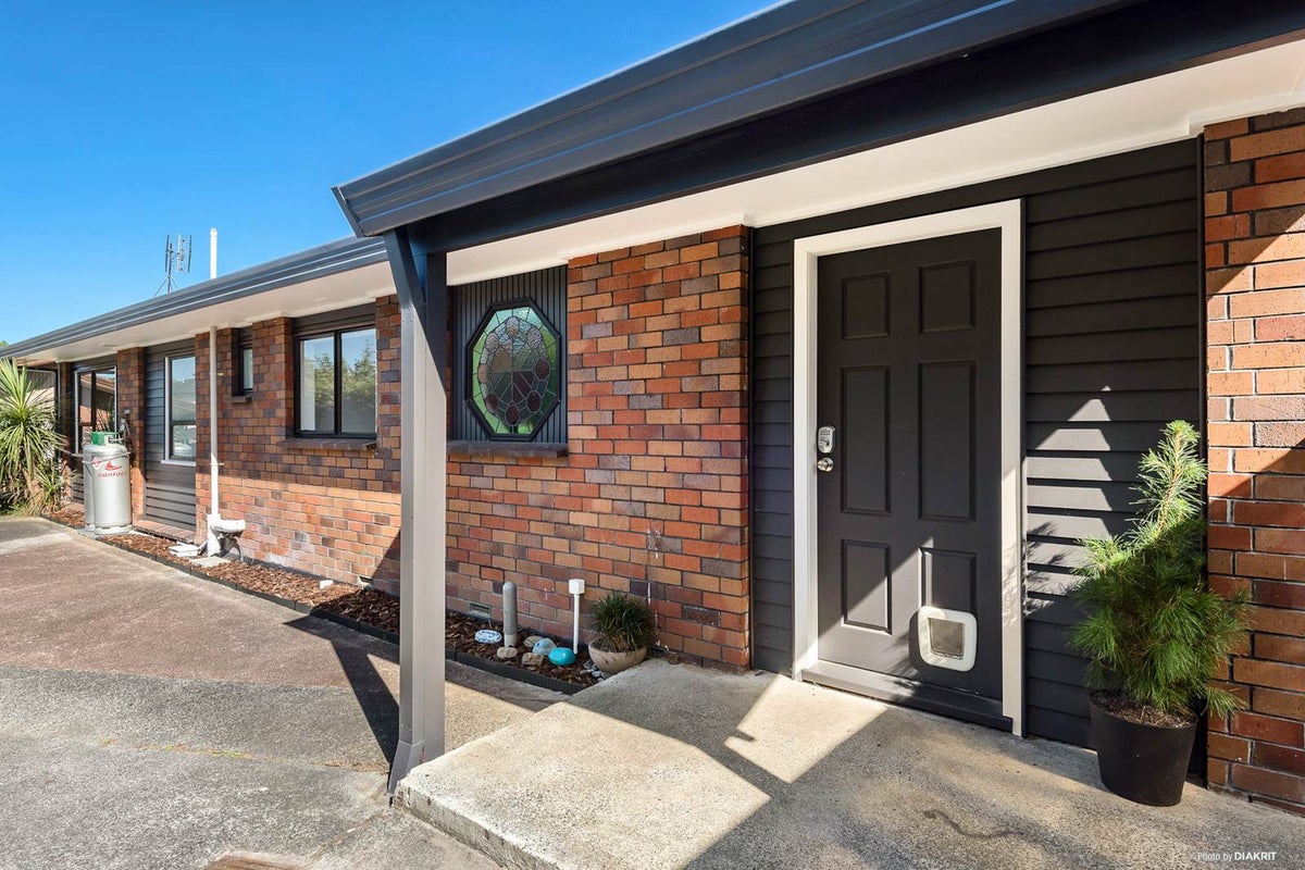 2/3 Flavia Place, Lynfield, Auckland - Carousel 2