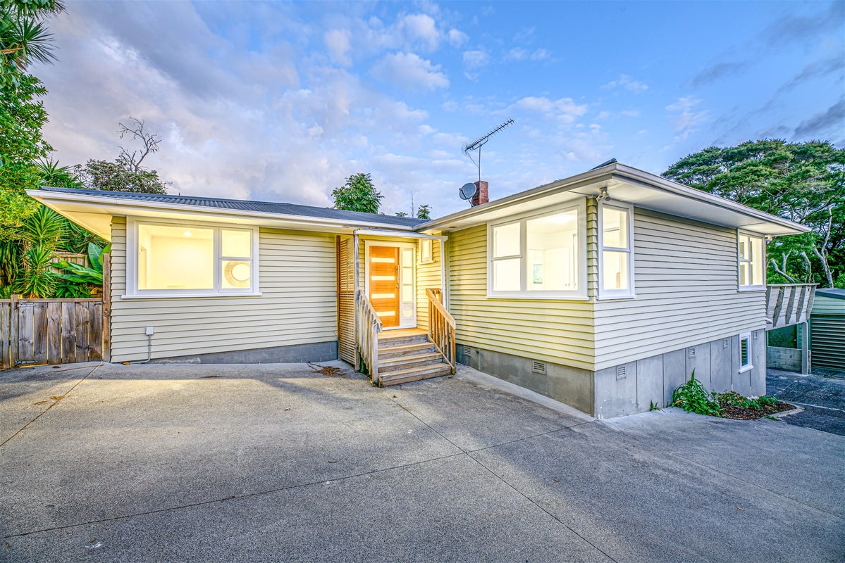 8 Thuja Street, Green Bay, Auckland - Carousel 1