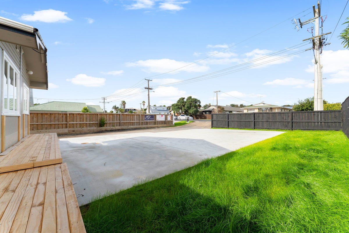 9 Bay Street, Red Beach, Whangaparaoa - Carousel 2