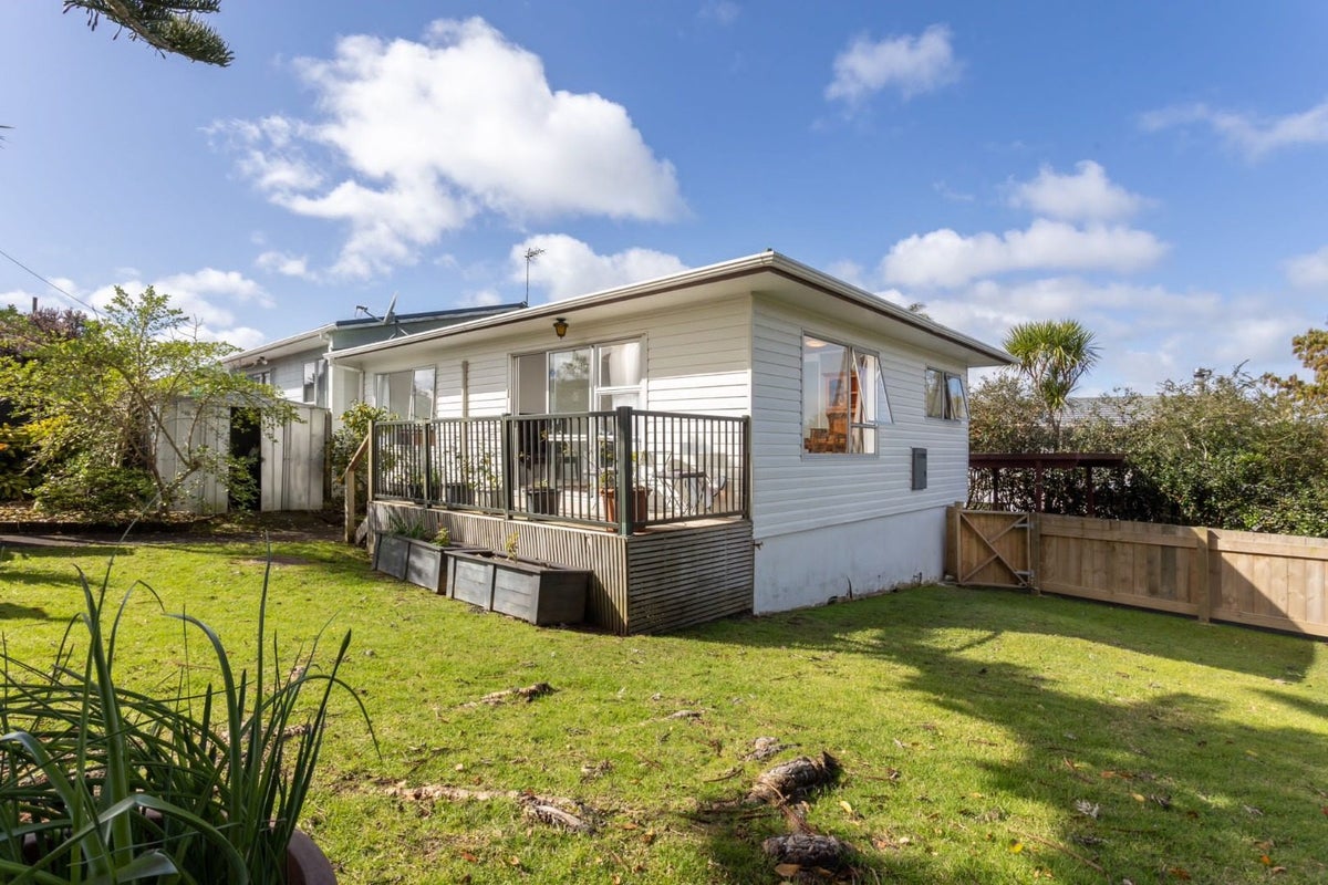 45 Roberts Road, Te Atatu South, Auckland - Carousel 1