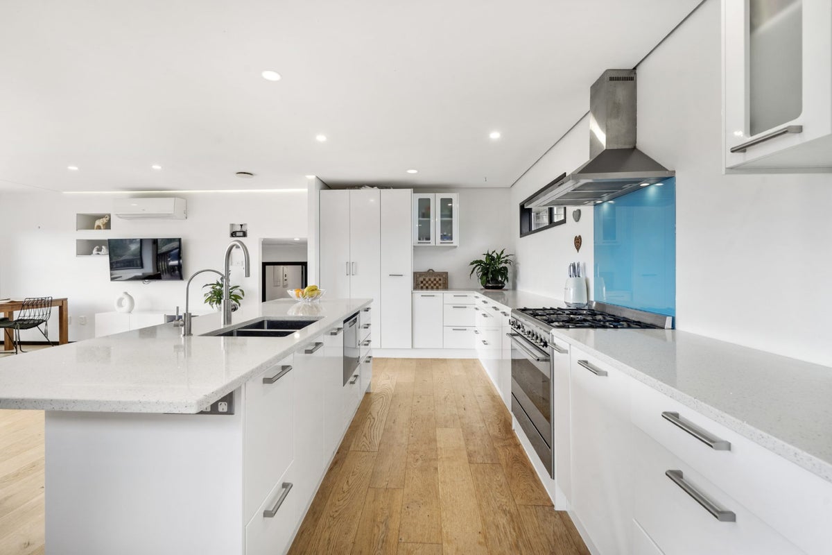 1/870 Beach Road, Waiake, Auckland - Carousel 2