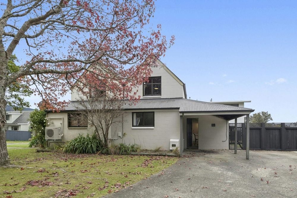 5A Tapestry Grove, Silverstream, Upper Hutt - Carousel 1