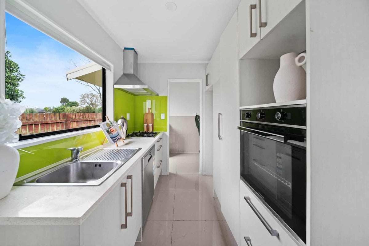 100A Shifnal Drive, Randwick Park, Auckland - Carousel 1