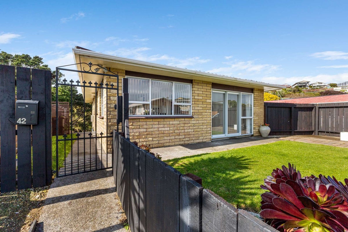 42 Rosendale Avenue, Spotswood, New Plymouth - Carousel 1