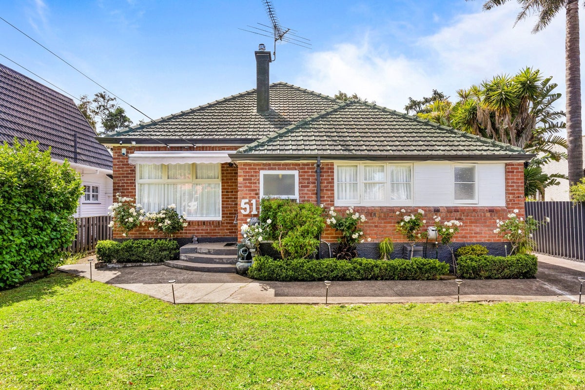 51 Renfrew Avenue, Sandringham, Auckland - Carousel 1