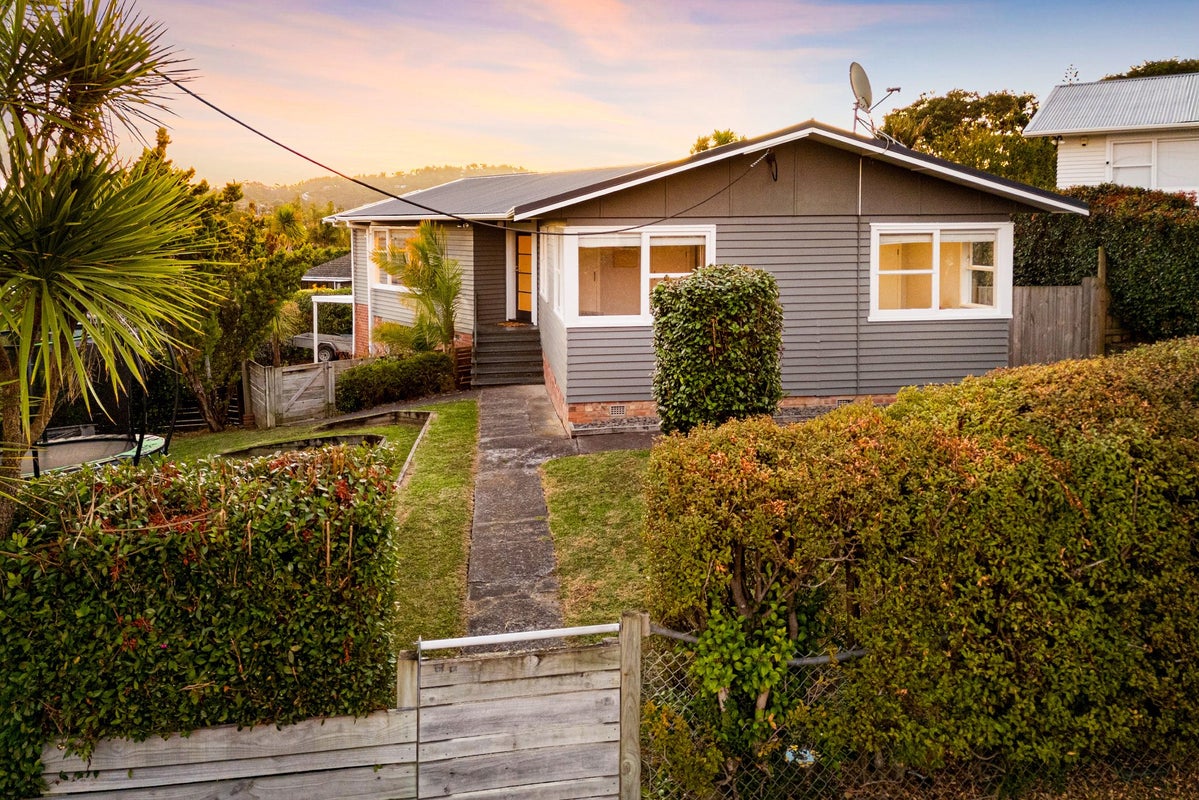 39 Taupo Street, Green Bay, Auckland - Carousel 2