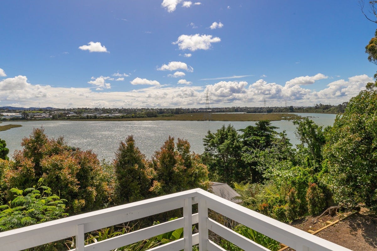 8 Oberon Place, Avondale, Auckland - Carousel 1
