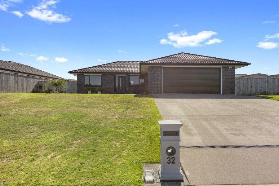 32 Honeyfield Drive, Whalers Gate, New Plymouth - Carousel 1