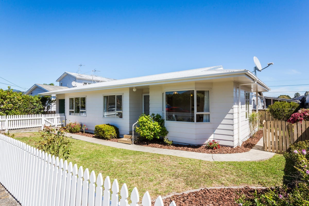 2/15 Sandford Street, Trentham, Upper Hutt - Carousel 1