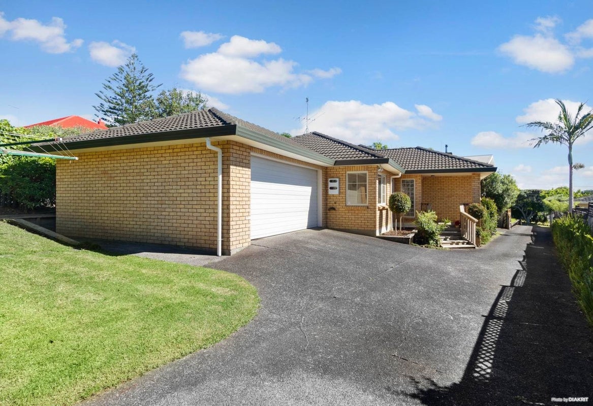1B Wakeling Avenue, Te Atatu South, Auckland - Carousel 1