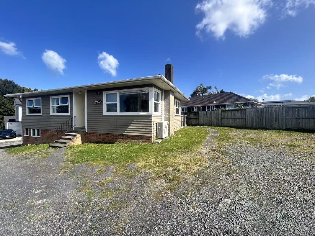 15 La Rosa Street, Green Bay, Auckland - Carousel 1
