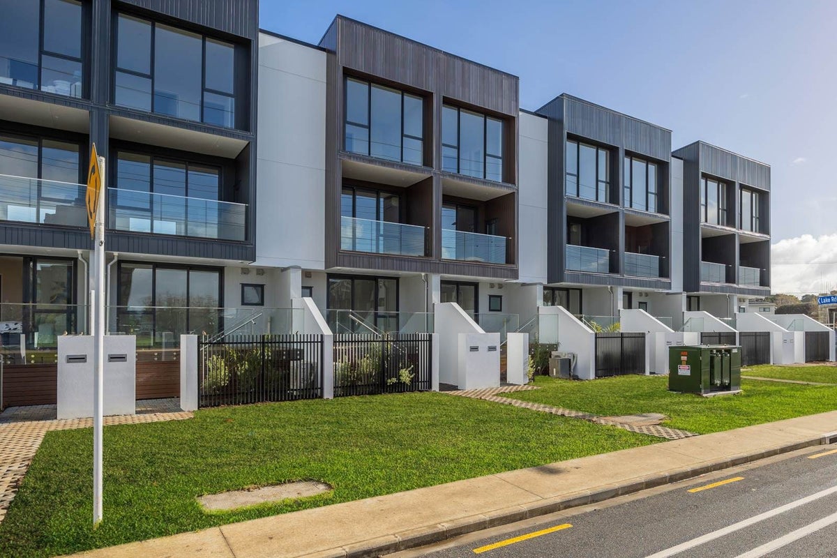 8/218 Lake Road, Northcote, Auckland - Carousel 1