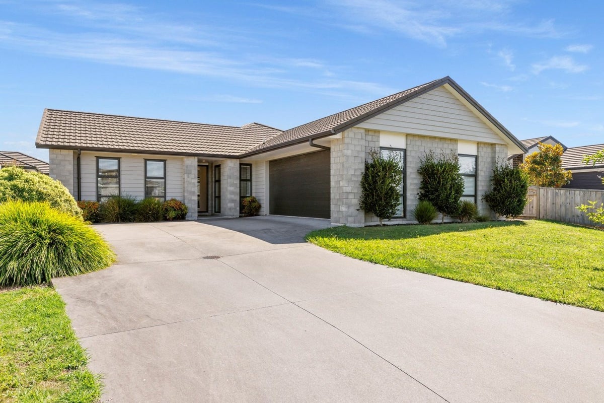 11 Kahuparere Crescent, Pyes Pa, Tauranga - Carousel 2