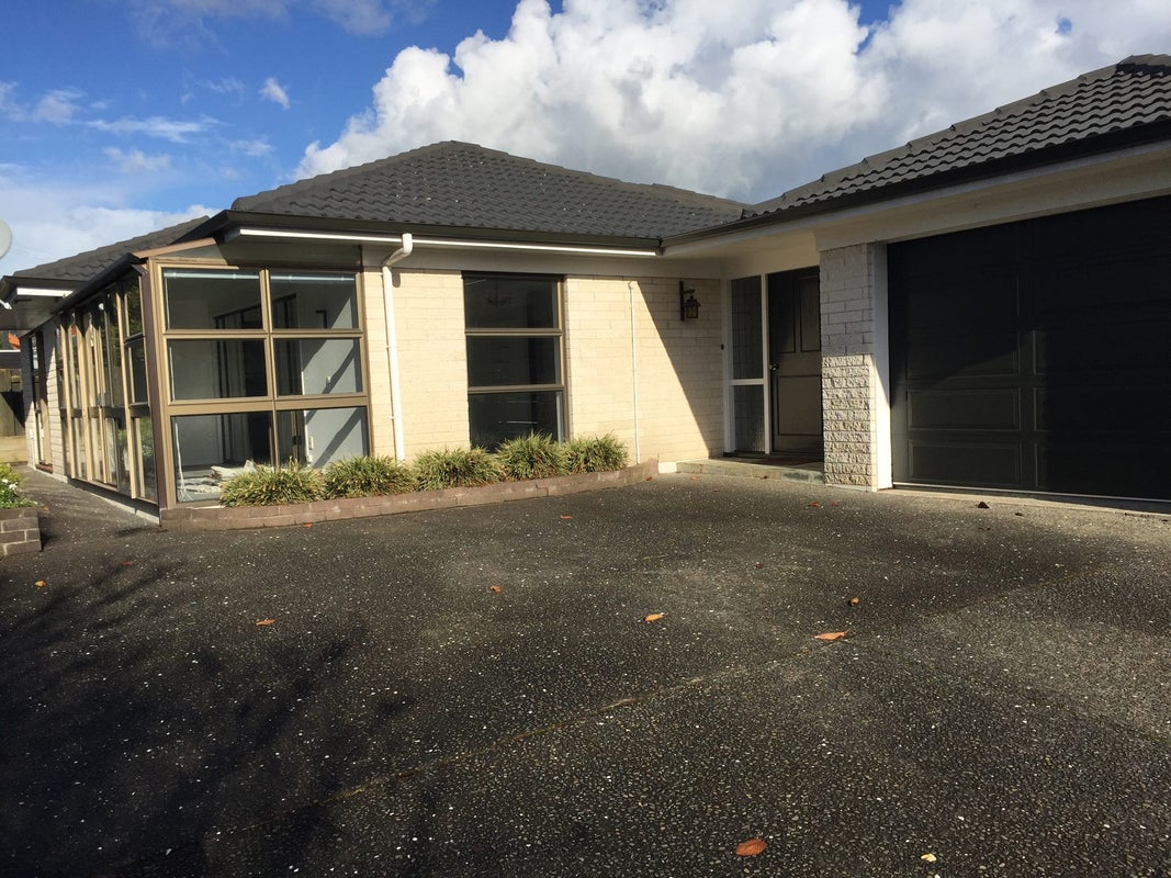 1/4 Shakespeare Road, Milford, Auckland - Carousel 1