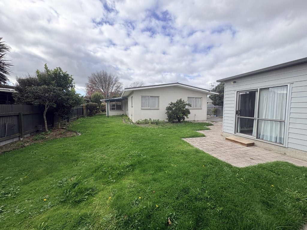 212 Sunnybank Crescent, Camberley, Hastings - Carousel 15