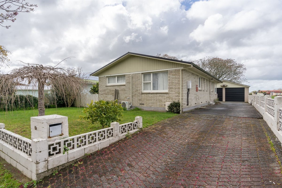 52 Rhonda Avenue, Deanwell, Hamilton - Carousel 1