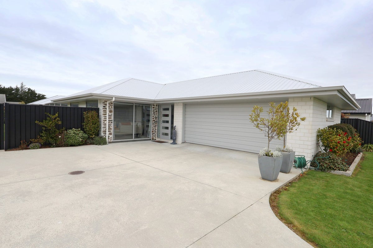 16 Northside Drive, Waikiwi, Invercargill - Carousel 1