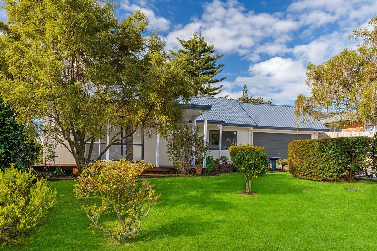 19 Lasque Place, Glen Eden, Auckland - Carousel 2