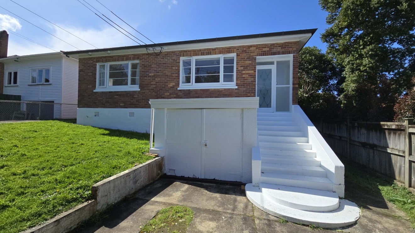 1/1 Mountfield Terrace, Owairaka, Auckland - Carousel 1