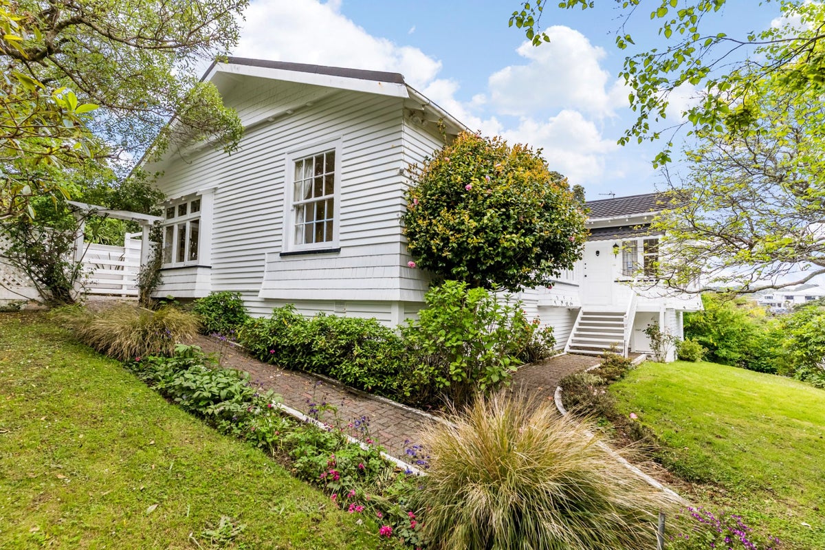 16 Newcombe Crescent, Karori, Wellington - Carousel 1