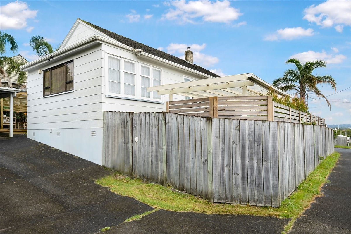 19 Blacklock Avenue, Henderson, Auckland - Carousel 23