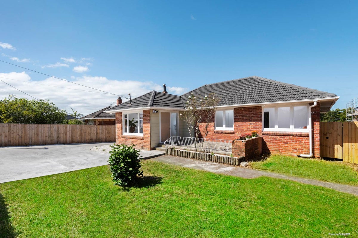 24 Toru Street, Te Atatu Peninsula, Auckland - Carousel 2
