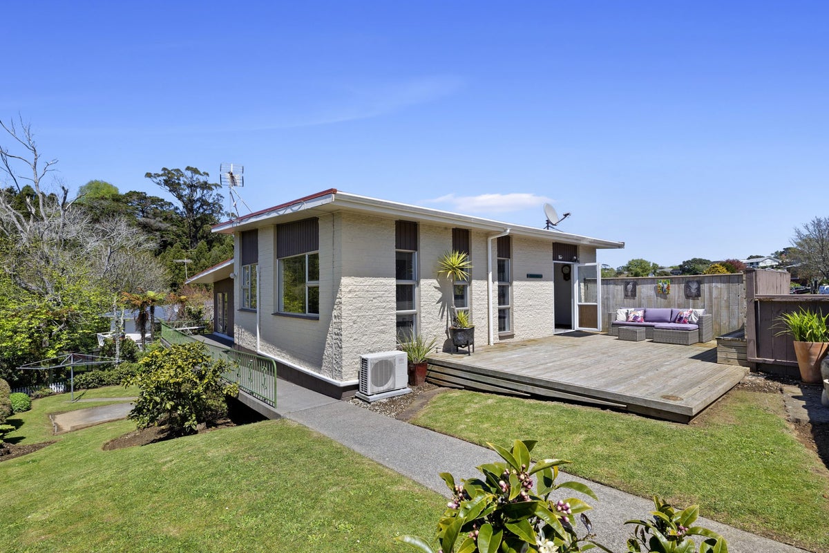 79 Pembroke Street, Westown, New Plymouth - Carousel 2
