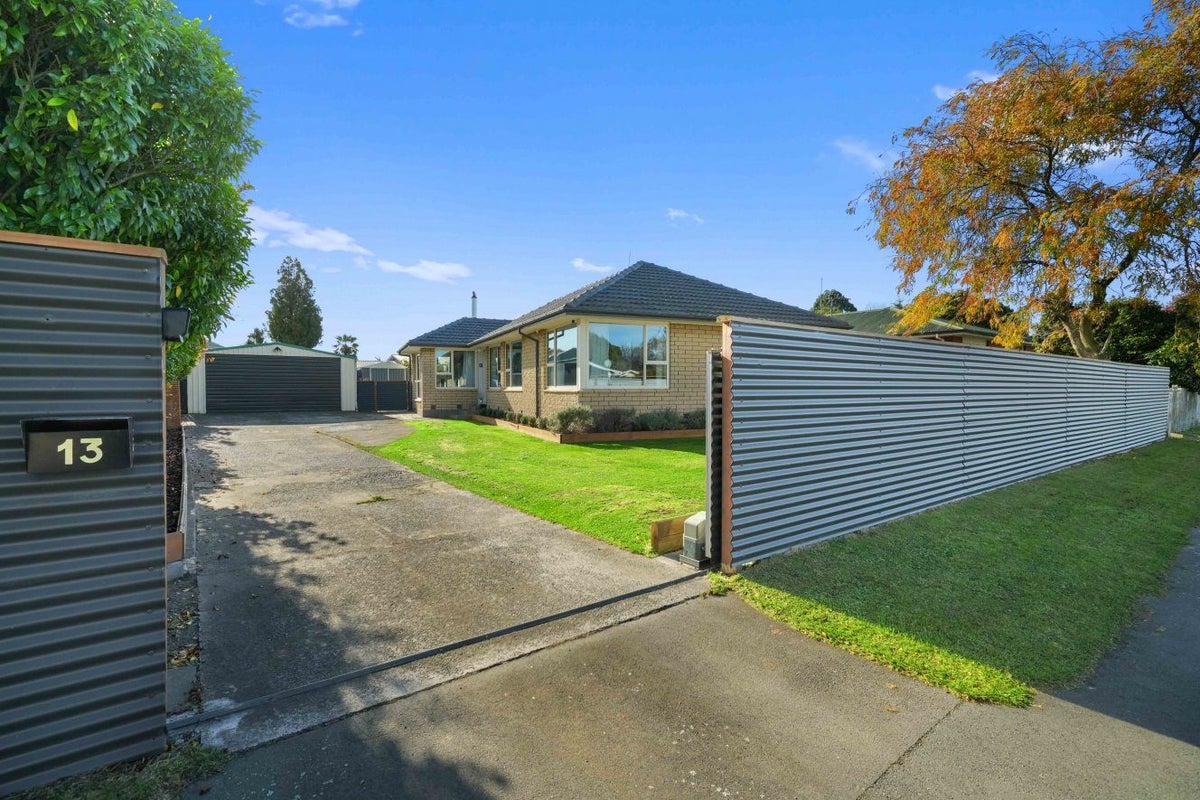 13 Kathleen Crescent, Hornby, Christchurch - Carousel 1