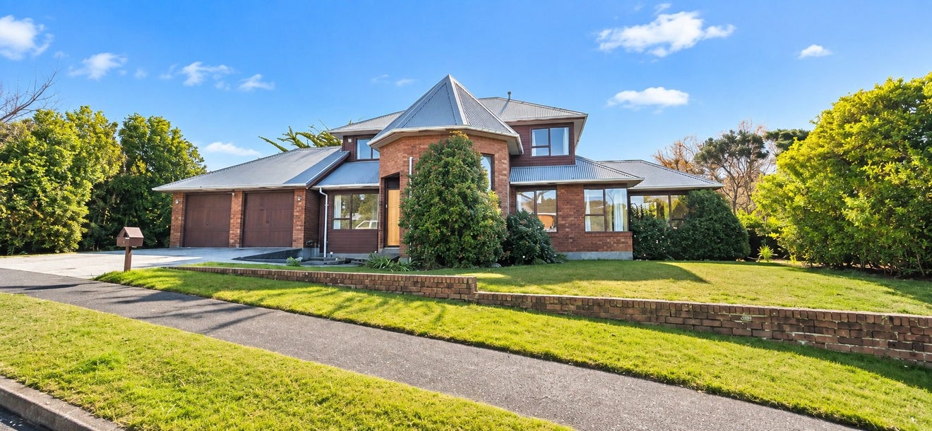 2 Eclipse Lane, Whitby, Porirua, Wellington - Carousel 1
