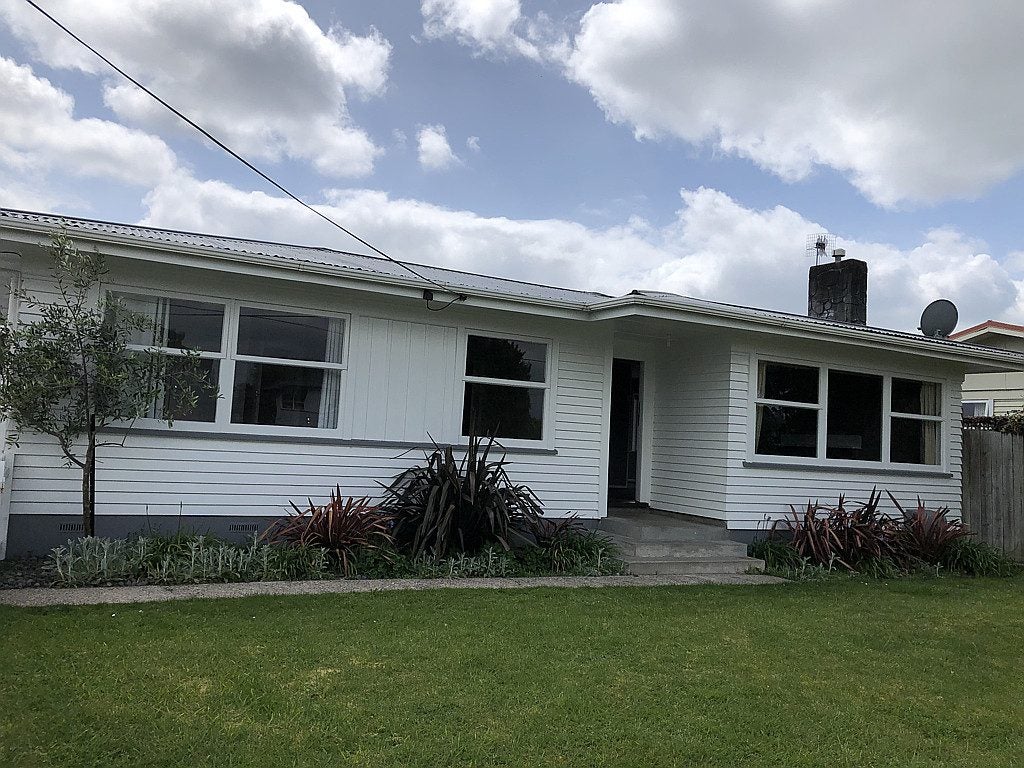 81 Lewis Street, Glenview, Hamilton - Carousel 1