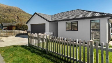 8 Risinghurst Terrace, Lake Hayes, Queenstown - Carousel 1