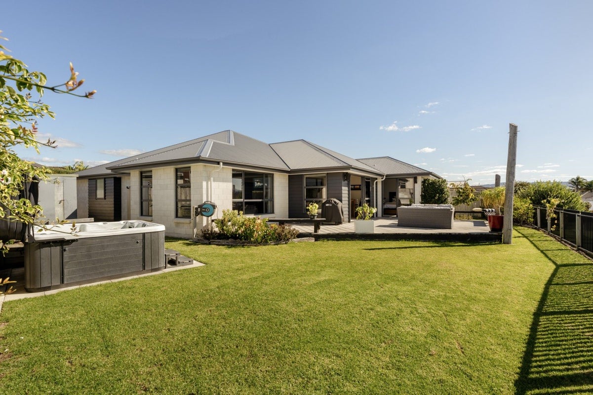 21 Benmore Crescent, Pyes Pa, Tauranga - Carousel 16
