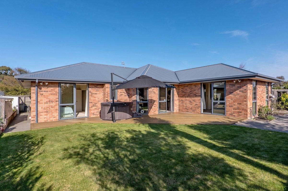 2 Te Pihopa Way, Aidanfield, Christchurch - Carousel 24