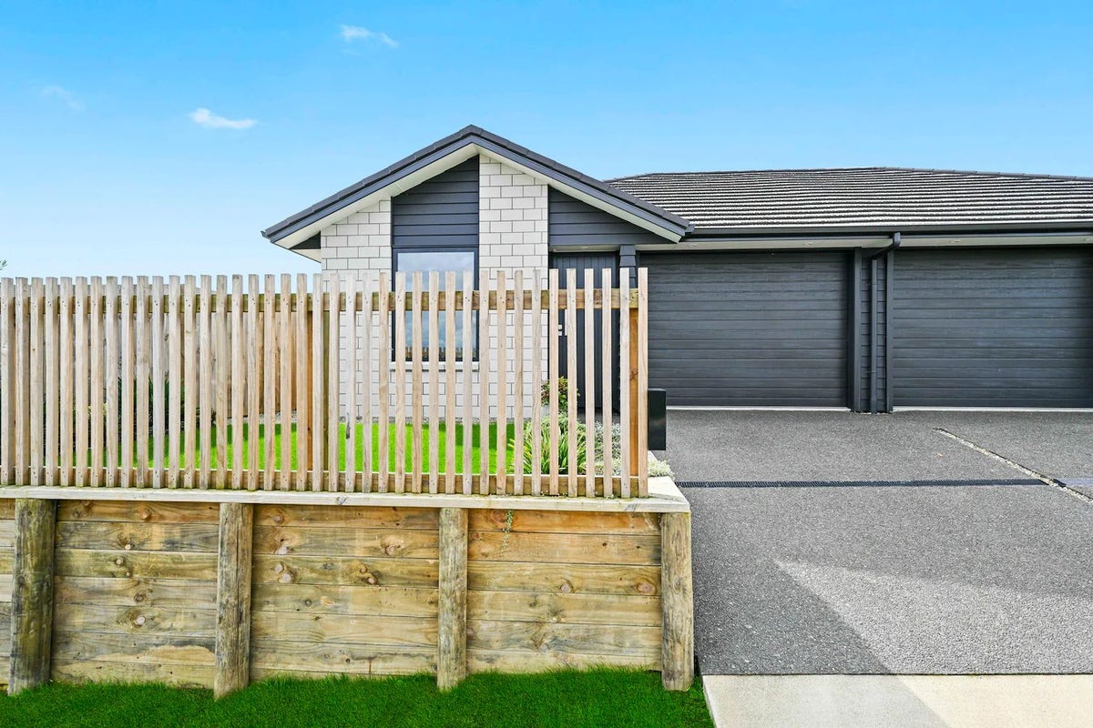 2/16 Maanihi Drive, Rototuna North, Hamilton - Carousel 1