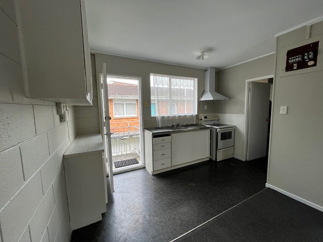 17 Rodney Street, Howick, Auckland - Carousel 2