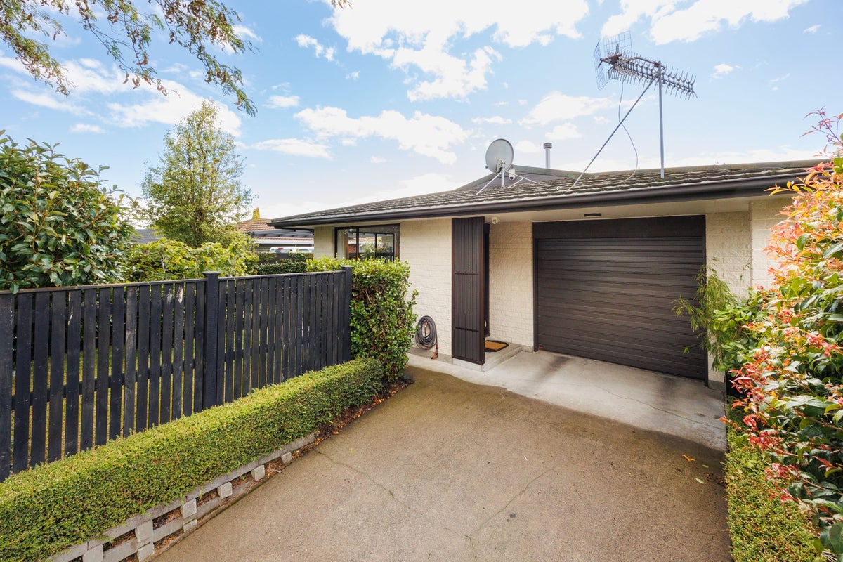 8 Earl Place, Hokowhitu, Palmerston North - Carousel 1