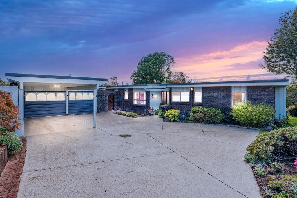 94 Glenmore Road, Sunnyhills, Auckland - Carousel 1