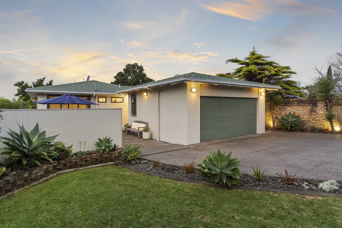 18 Alexis Avenue, Mount Albert, Auckland - Carousel 1