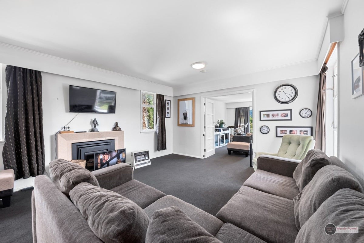 41 Dowling Grove, Silverstream, Upper Hutt - Carousel 2