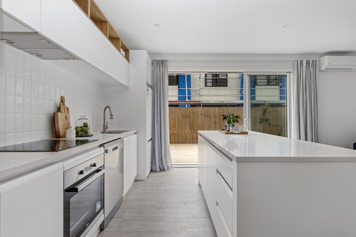 2/26 Cameron Road, Hamilton East, Hamilton - Carousel 2